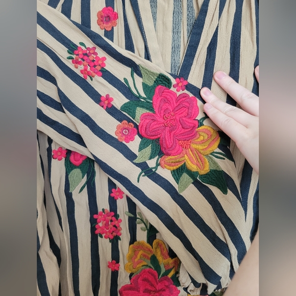 Akemi and Kin Embroidered Top - Picture 4 of 9